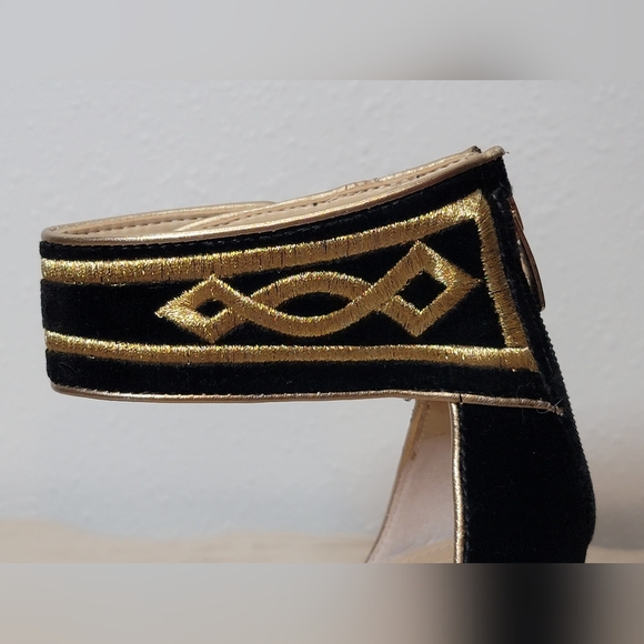 GUESS CERSIAN Black and Gold Velvet Chunky Block Heeled Sandal Sz 7.5 Chic - Picture 10 of 12